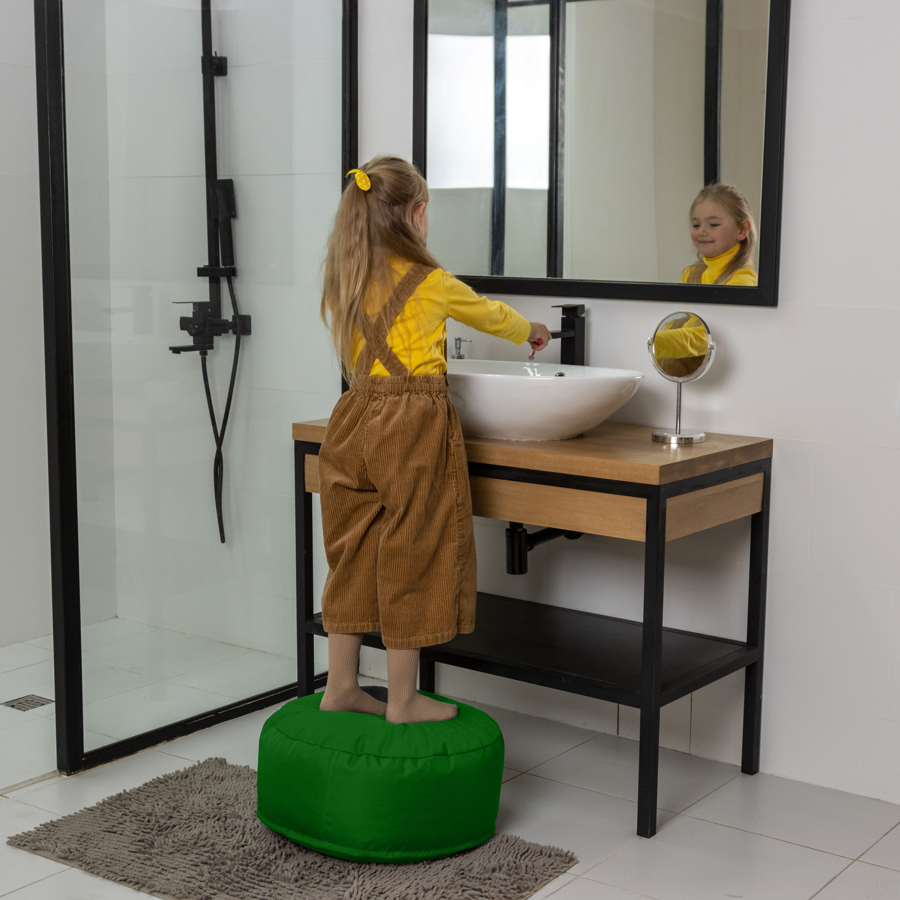 Bruni Pouf Fuß- und Sitzhocker M in Tannengrün - Indoor- und Outdoor-Sitzpouf, in Deutschland gefertigt