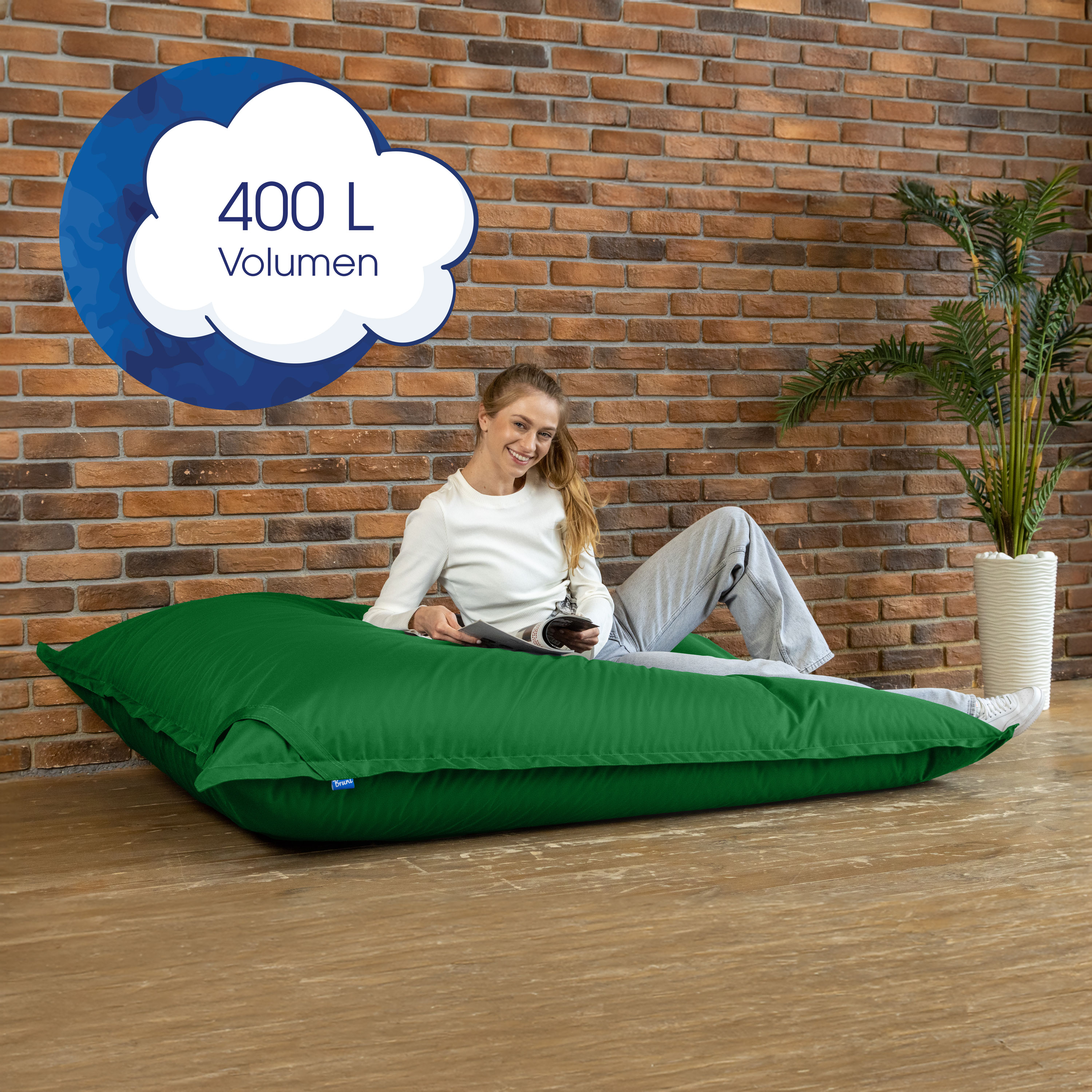 Bruni Caree XXL-Sitzsack in Tannengrün - rechteckiger Indoor- und Outdoor-Sitzsack mit 140x180 cm aus Deutschland